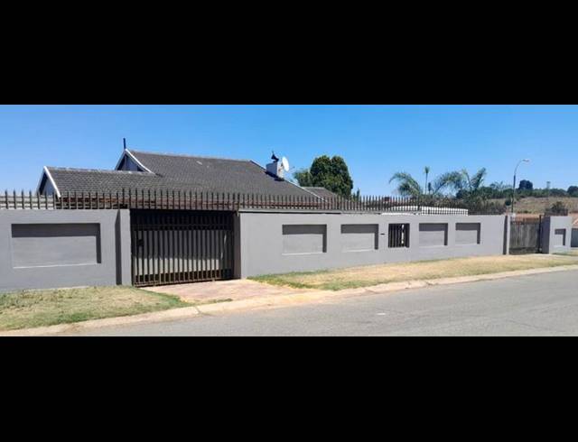 5 BEDROOM HOUSE FOR SALE IN ROODEPOORT WEST